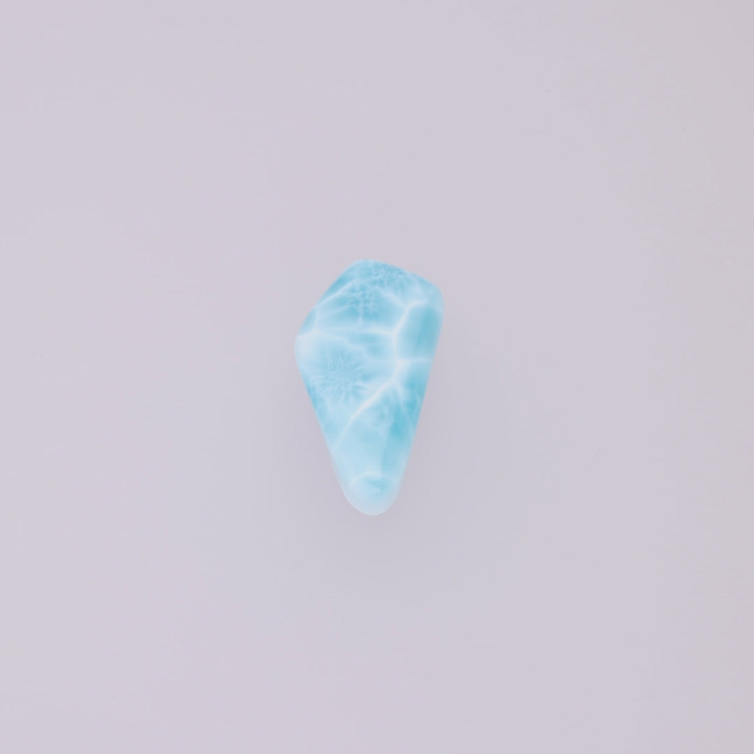Load video: Larimar Schmuckstück AAA-Qualität – 16 g | Polierter Naturstein | Unikat aus der Dominikanischen Republik
