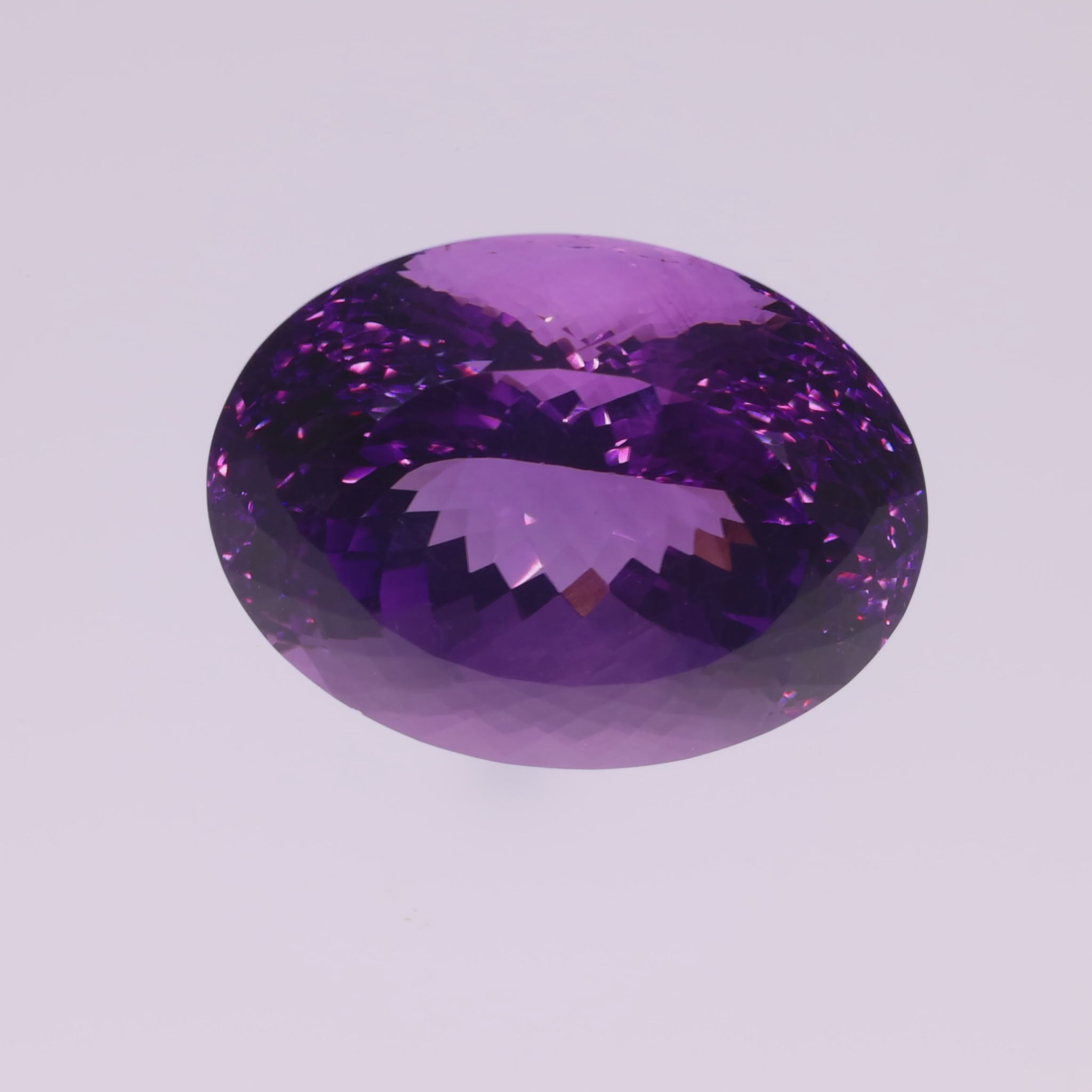 Video laden: 51,80 ct Amethyst im Ovalschliff - Tiefviolettes Exemplar aus Brasilien