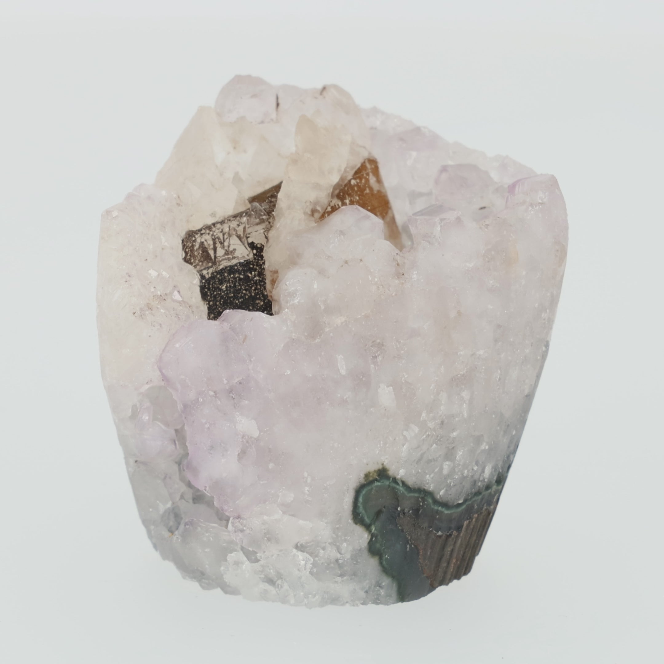 Load video: Ivory Eclipse - 0,502 kg Heller Amethyst mit Turmalin &amp; Eisenoxidation - Uruguay Unikat (#528)