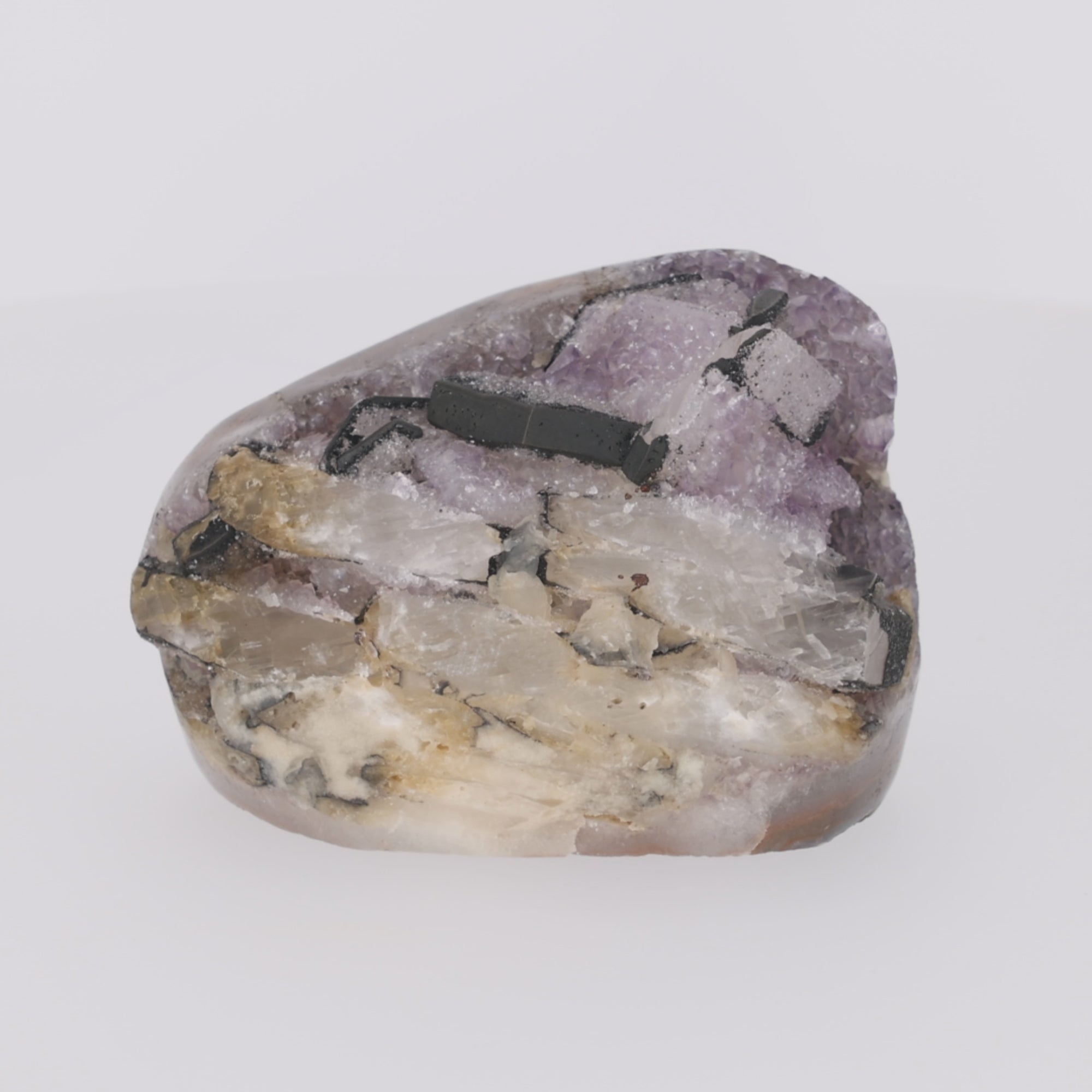 Video laden: Noir Horizon ✦ Amethyst mit Calcit &amp; Turmalin aus Uruguay | 2.630 g  (#804)