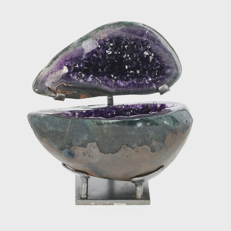 Amethyst Geoden-Juwelenbox aus Uruguay auf Metallstandfuß mit geöffneter Geode und violetter Kristalldruse im Inneren.