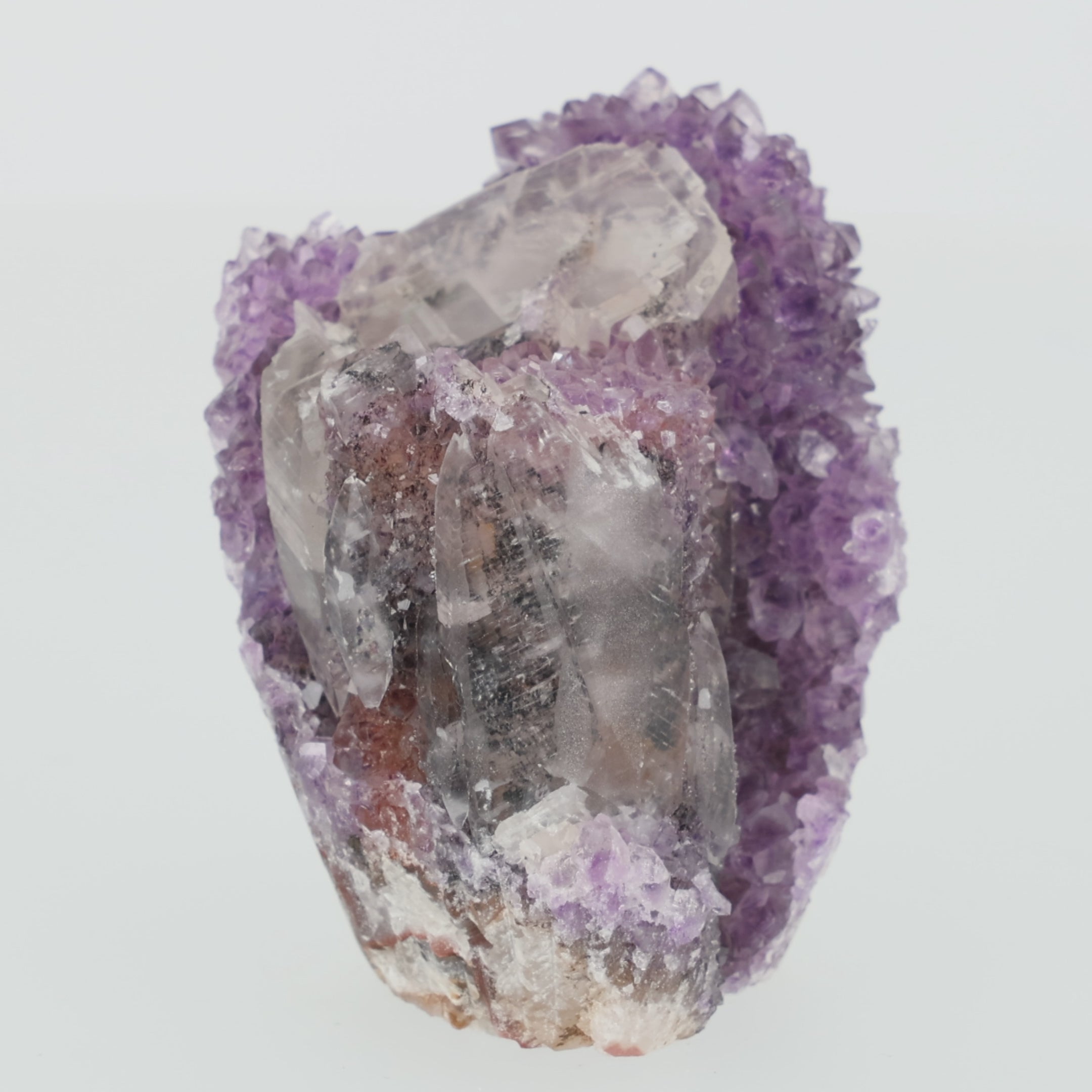Video laden: Crystal Veil - 0,642 kg Amethyst mit Calcit, schwarzem Turmalin &amp; Eisenoxidation - Uruguay Unikat (#539)