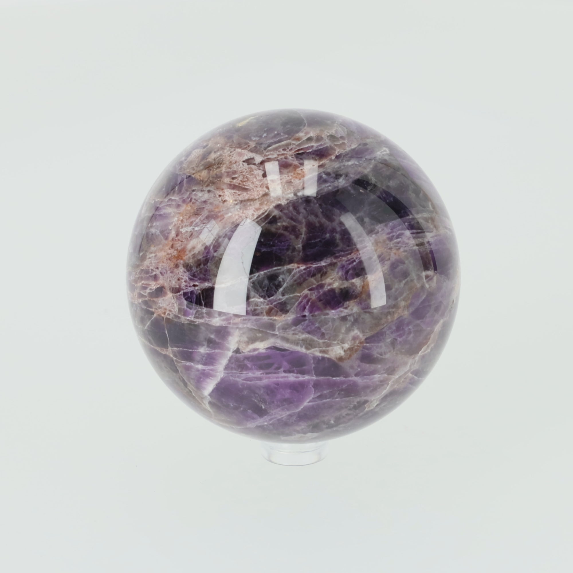 Video laden: Chevron Amethyst Kugel aus Brasilien – Ausdrucksstarke Bänderung in perfekter Kugelform | 652g Unikat (#614)