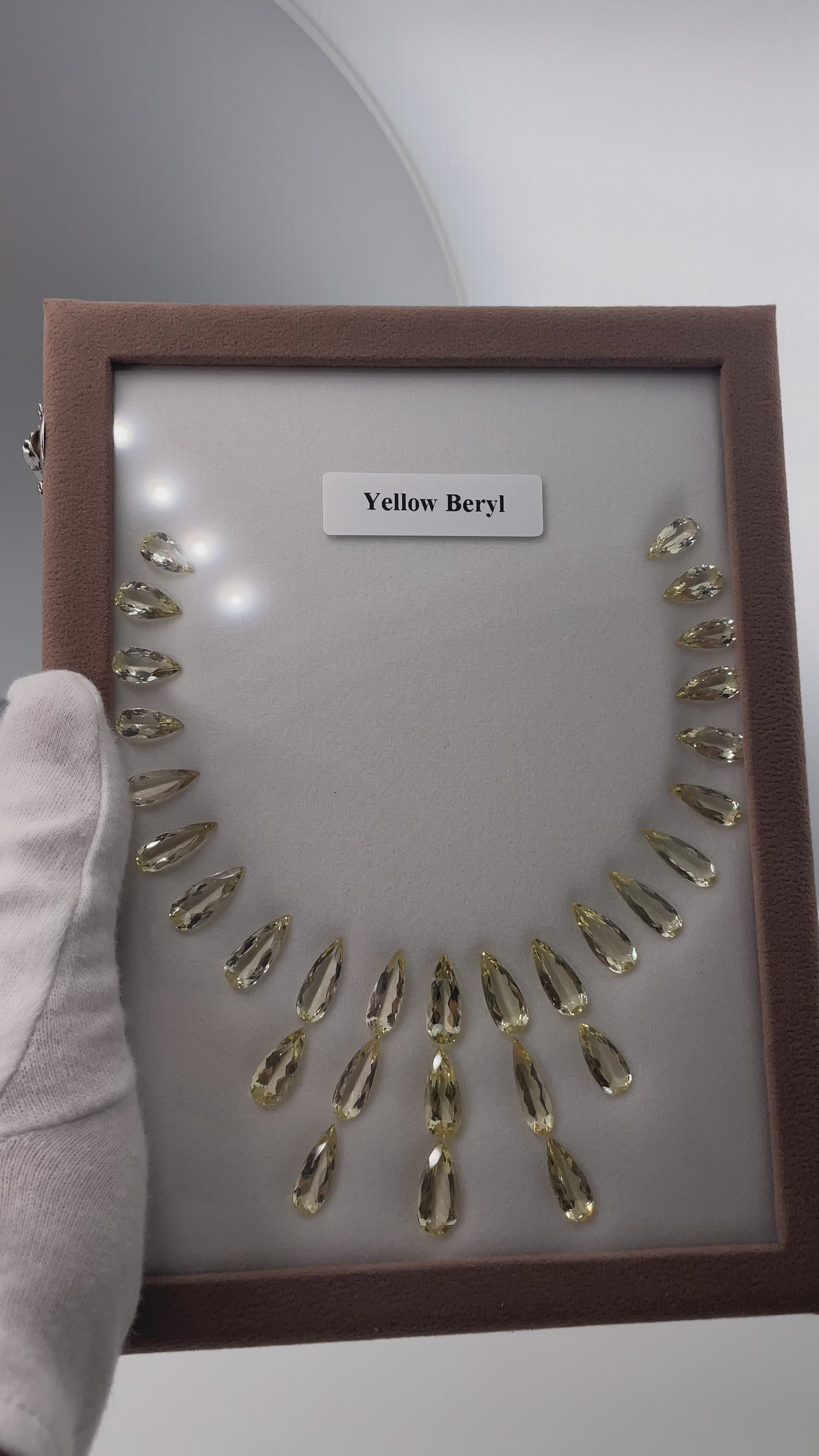 Video laden: 77,83 ct Gelber Beryll Set - 30 Edelsteine in eleganter Tropfenform in Goldgelb