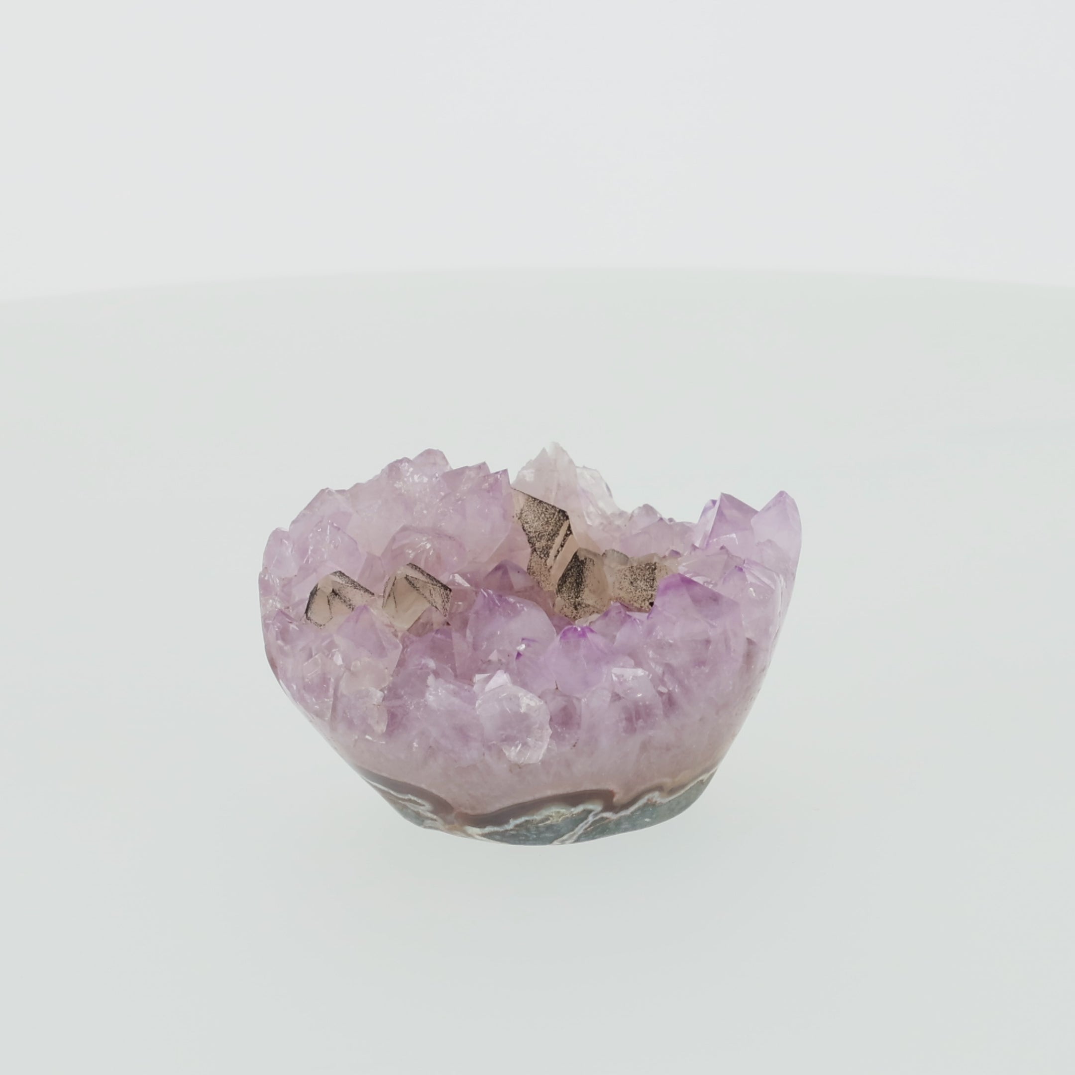 Video laden: Amethyst mit Calcit aus Uruguay, Amethystkristalle mit hellen Calcitformationen, natürlich gewachsenes Mineralunikat.