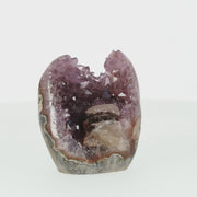 Amethyst mit Calcit aus Uruguay, Amethystkristalle mit hellen Calcitformationen, natürlich gewachsenes Mineralunikat.