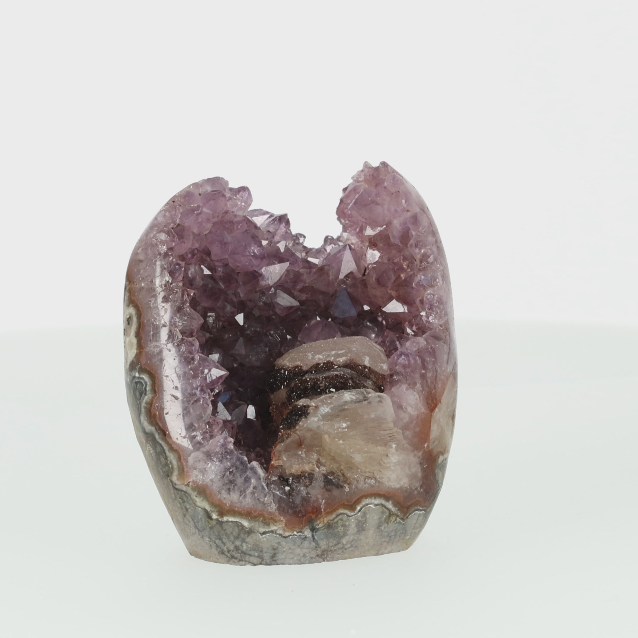 Video laden: Amethyst mit Calcit aus Uruguay, Amethystkristalle mit hellen Calcitformationen, natürlich gewachsenes Mineralunikat.