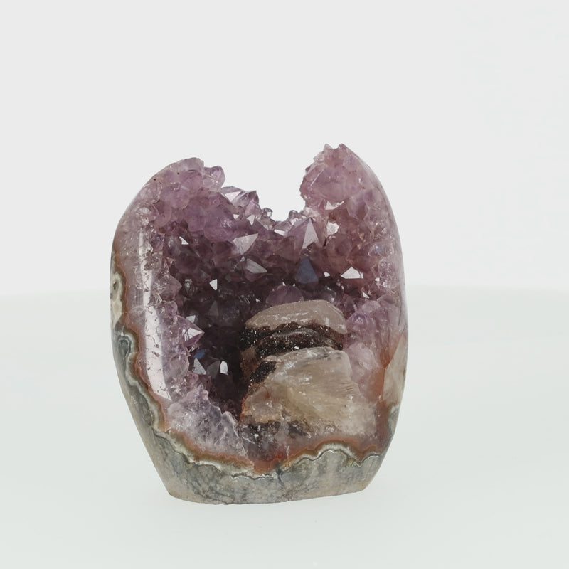 Amethyst mit Calcit aus Uruguay, Amethystkristalle mit hellen Calcitformationen, natürlich gewachsenes Mineralunikat.