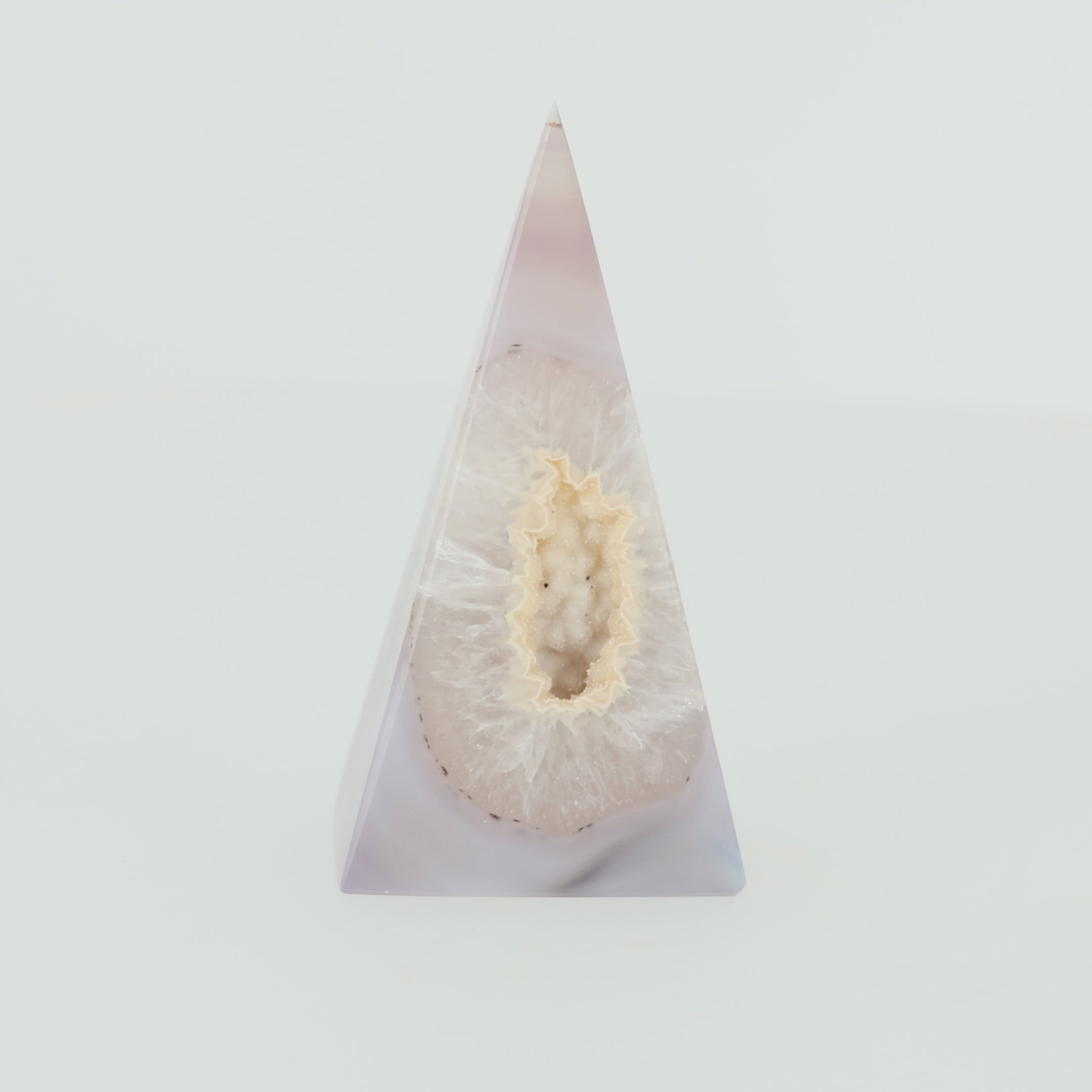 Load video: Achat-Pyramide „Morgenröte“ – Zartes Naturkunstwerk mit kristallinem Herz (#464)