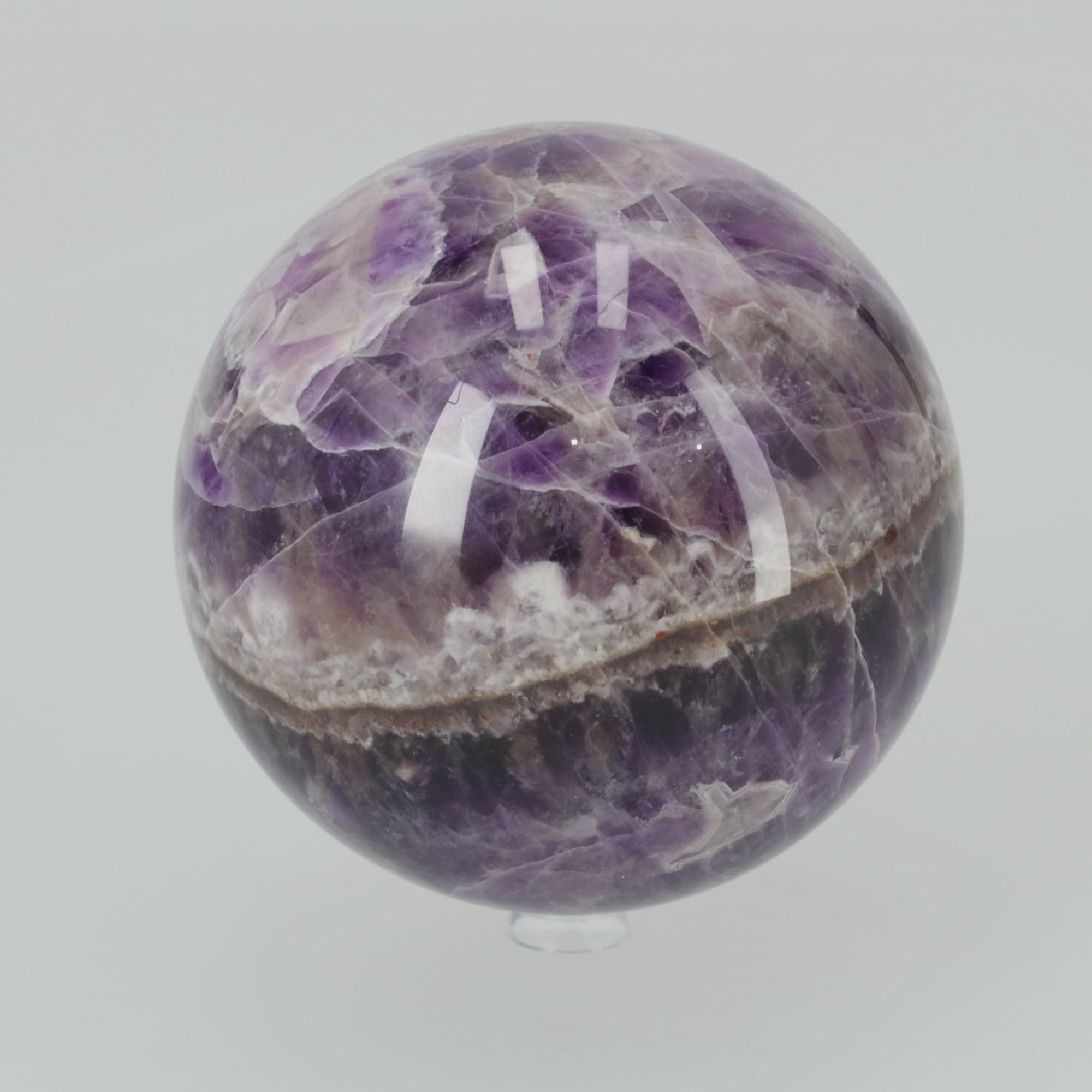 Video laden: Chevron Amethyst Kugel aus Brasilien – Ausdrucksstarke Bänderung in perfekter Kugelform | 1171g (#621)