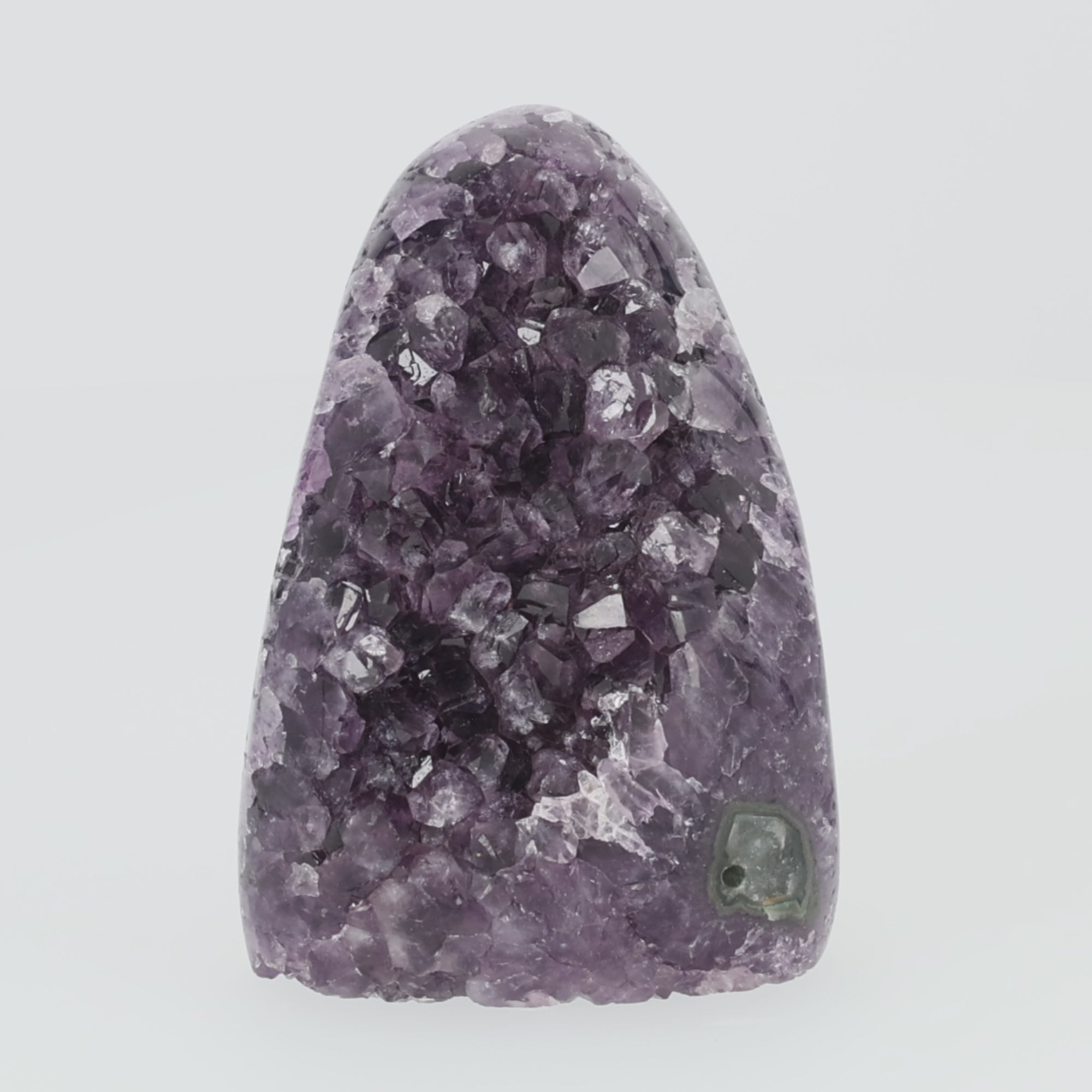Load video: Amethyst Cut Base aus Uruguay – Dunkelviolettes Naturunikat mit Achatauge (#551)