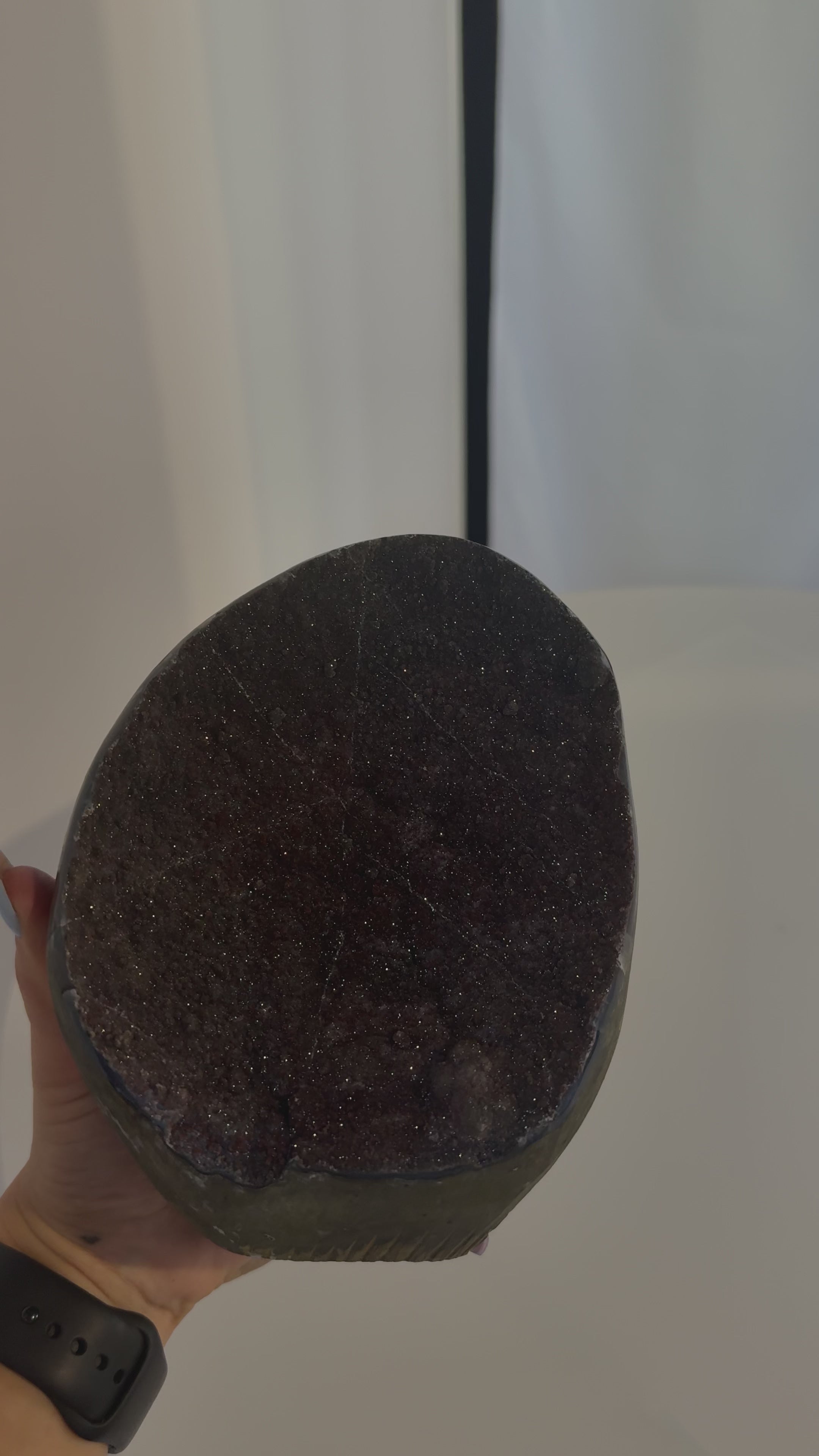 Load video: Sky Full of Stars - Dunkelroter Amethyst aus Uruguay (#378)