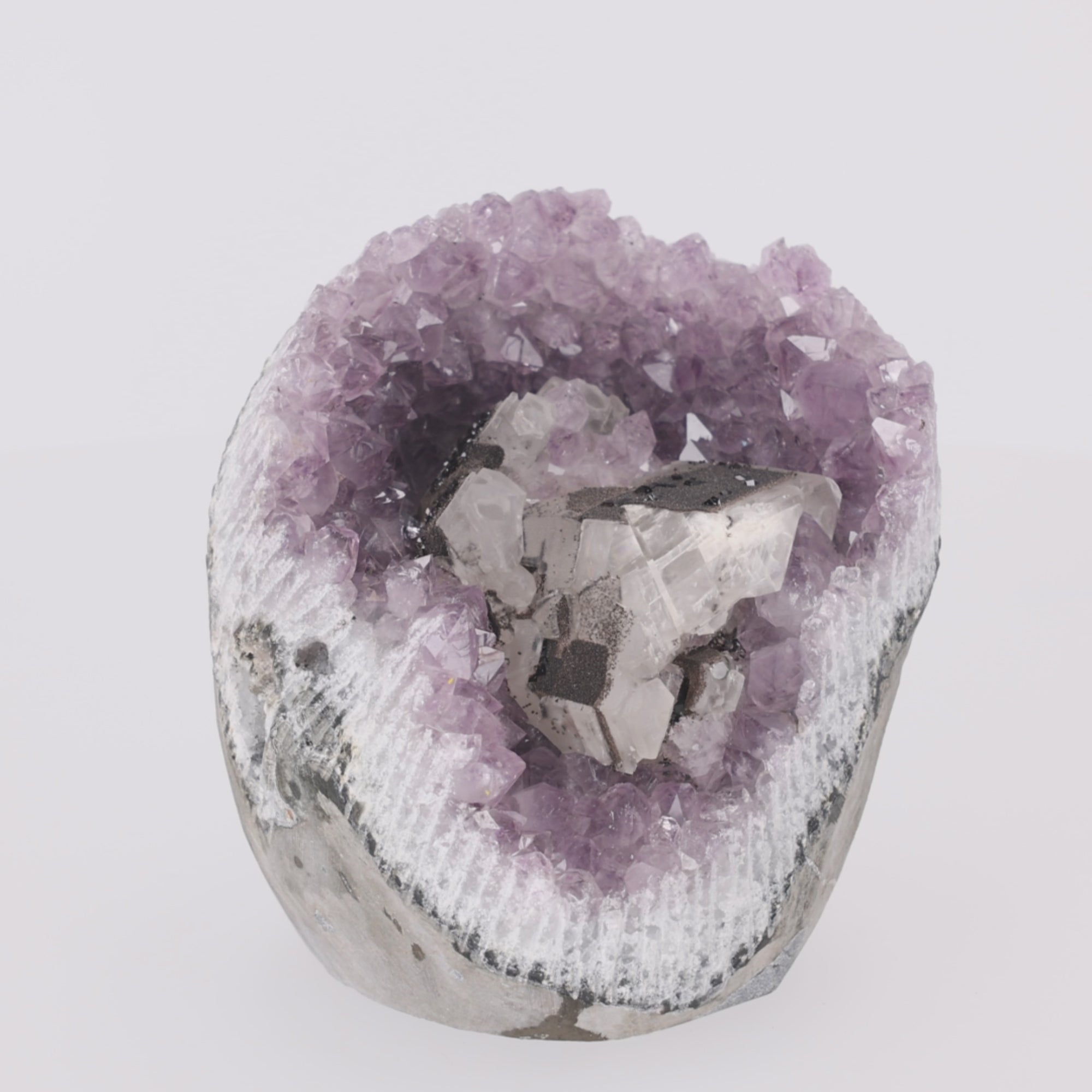 Video laden: Amethyst Statement Piece aus Uruguay ✦ Calcit &amp; Turmalin | 3.574 g (#784)
