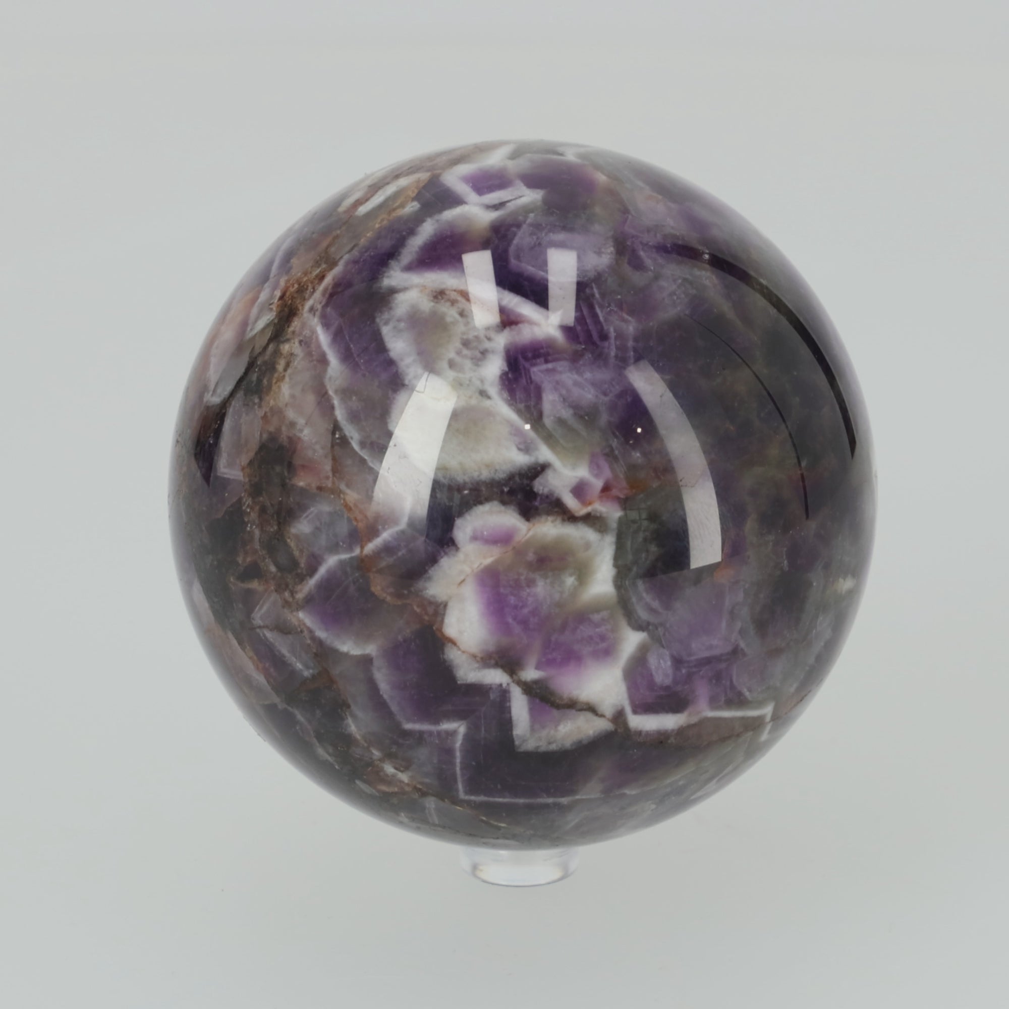 Video laden: Chevron Amethyst Kugel aus Brasilien – Ausdrucksstarke Bänderung in perfekter Kugelform | 1051g Unikat (#619)
