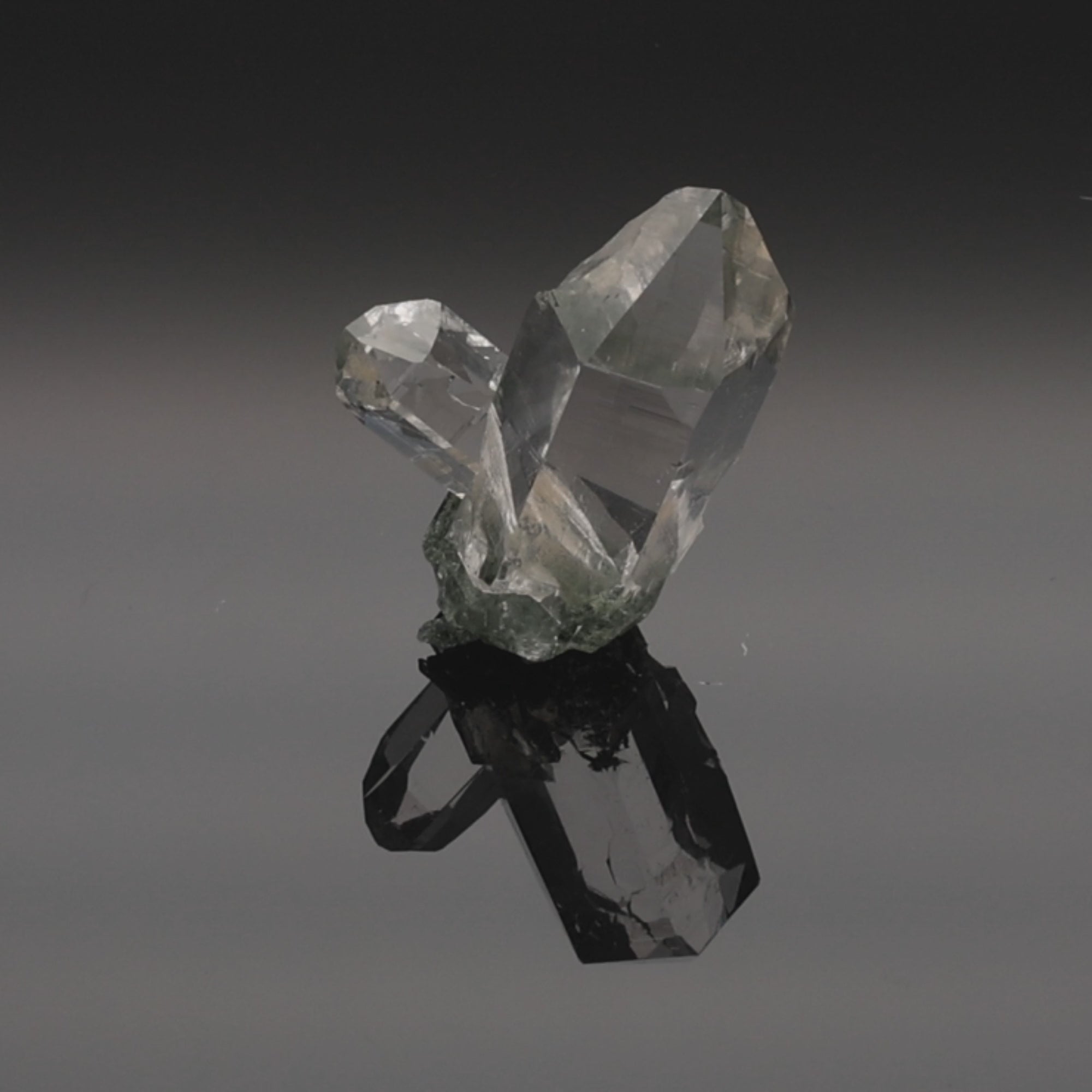 Video laden: CRYSTAL TWIN | Quartz mit Fluorit aus dem Himalaya | 59 g | Unikat (#1076)