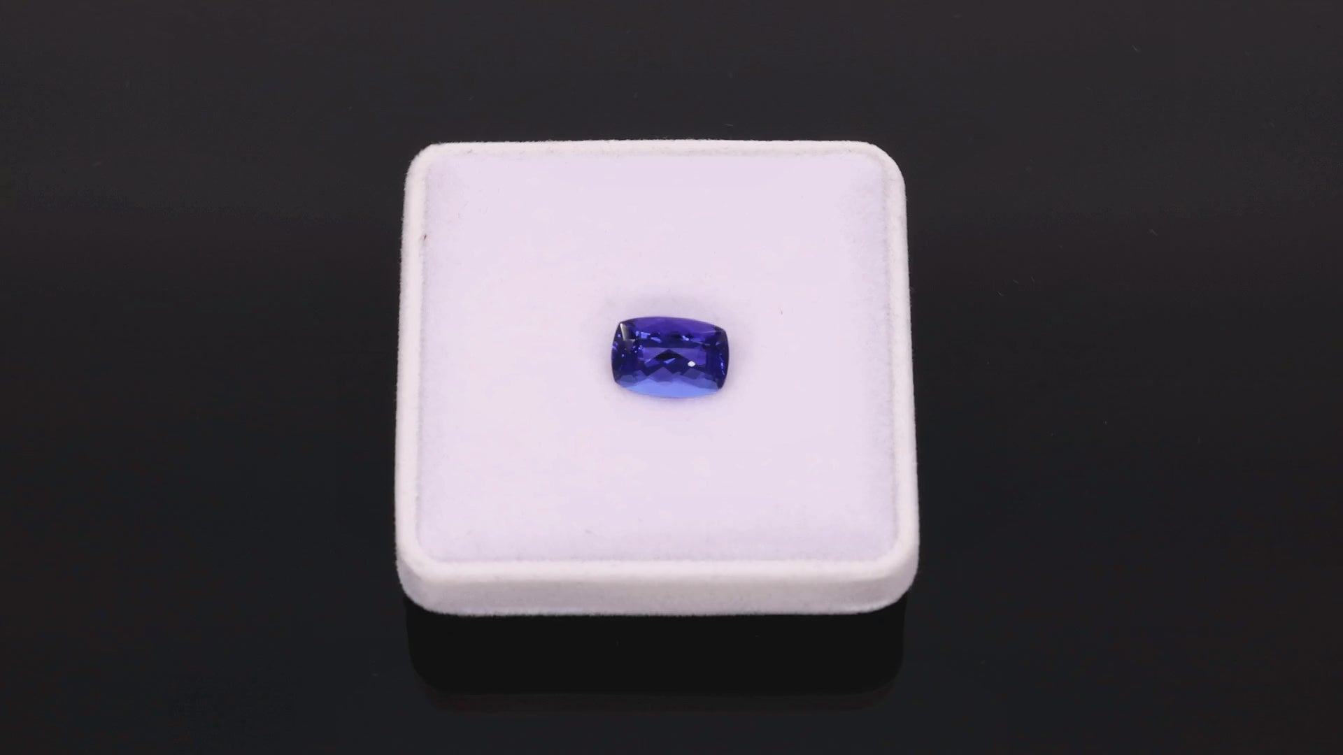 Load video: Tanzanite "Blue Velvet" 4.59 ct - Intense Violetish Blue - IGI Certified