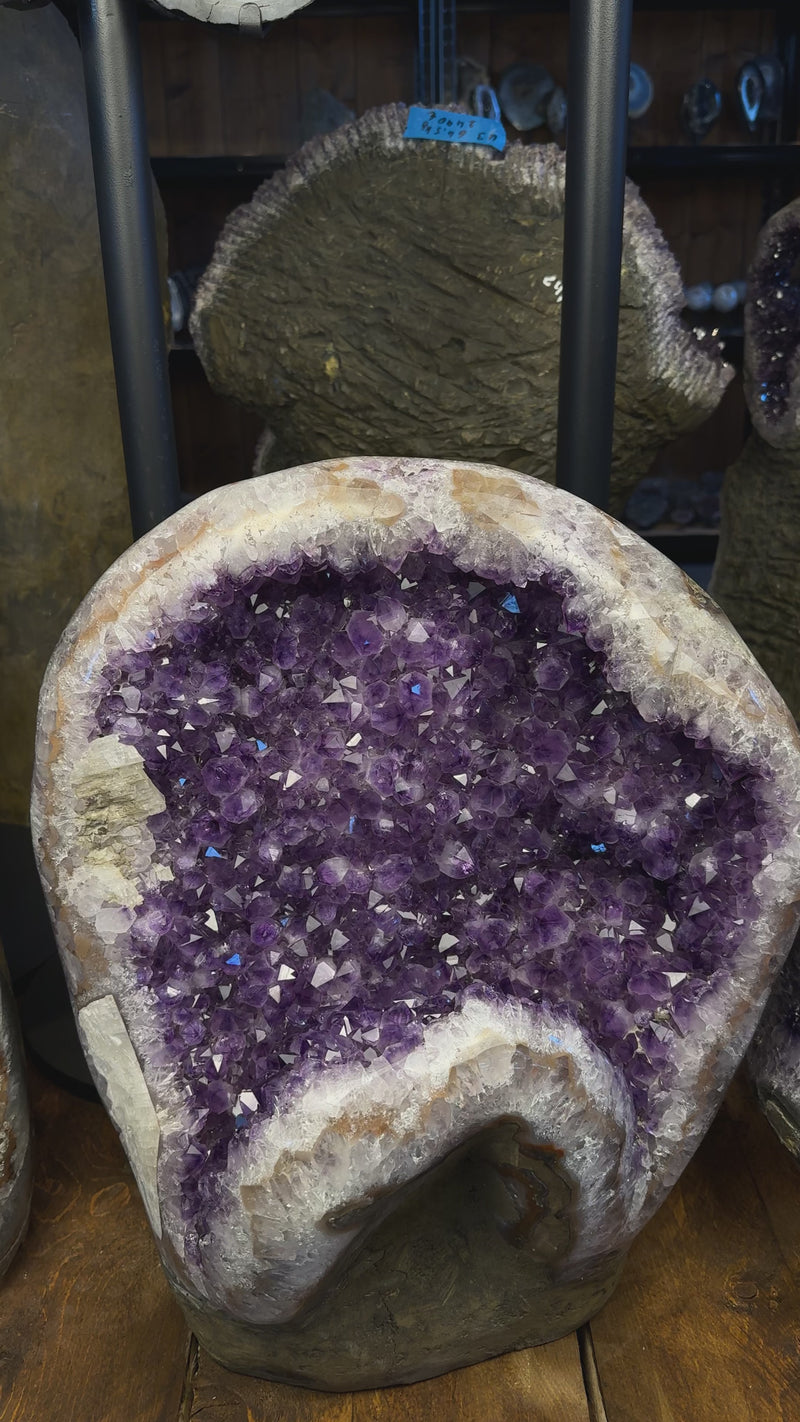 Uruguay Amethyst-Druse mit intensiver violetter Kristallstruktur und natürlicher Höhlung