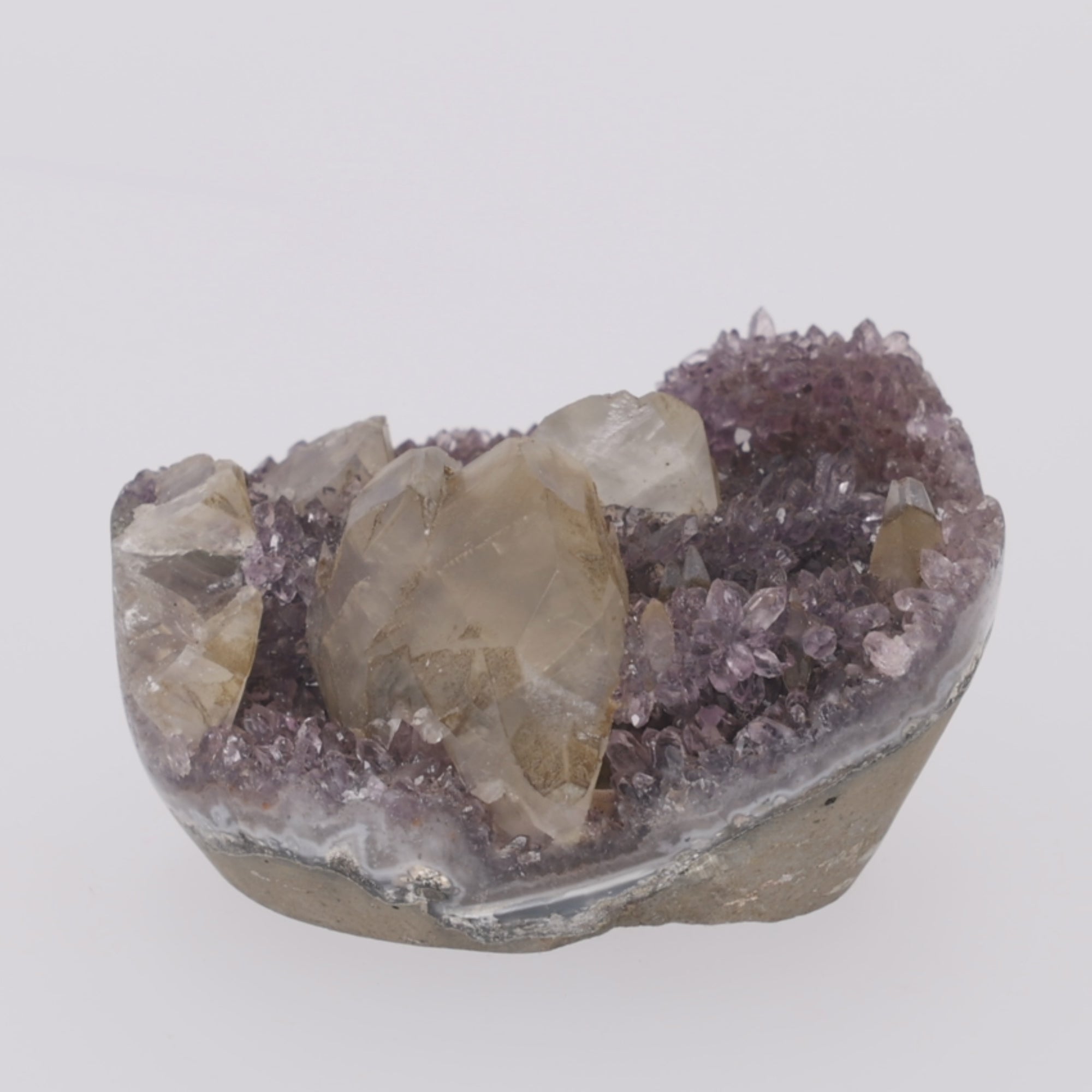 Video laden: Crystal Crown ✦ Amethyst mit Calcit-Kristallen – 911 g Natur-Unikat (#948)