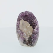 Amethyst mit Calcit aus Uruguay, Amethystkristalle mit hellen Calcitformationen, natürlich gewachsenes Mineralunikat.