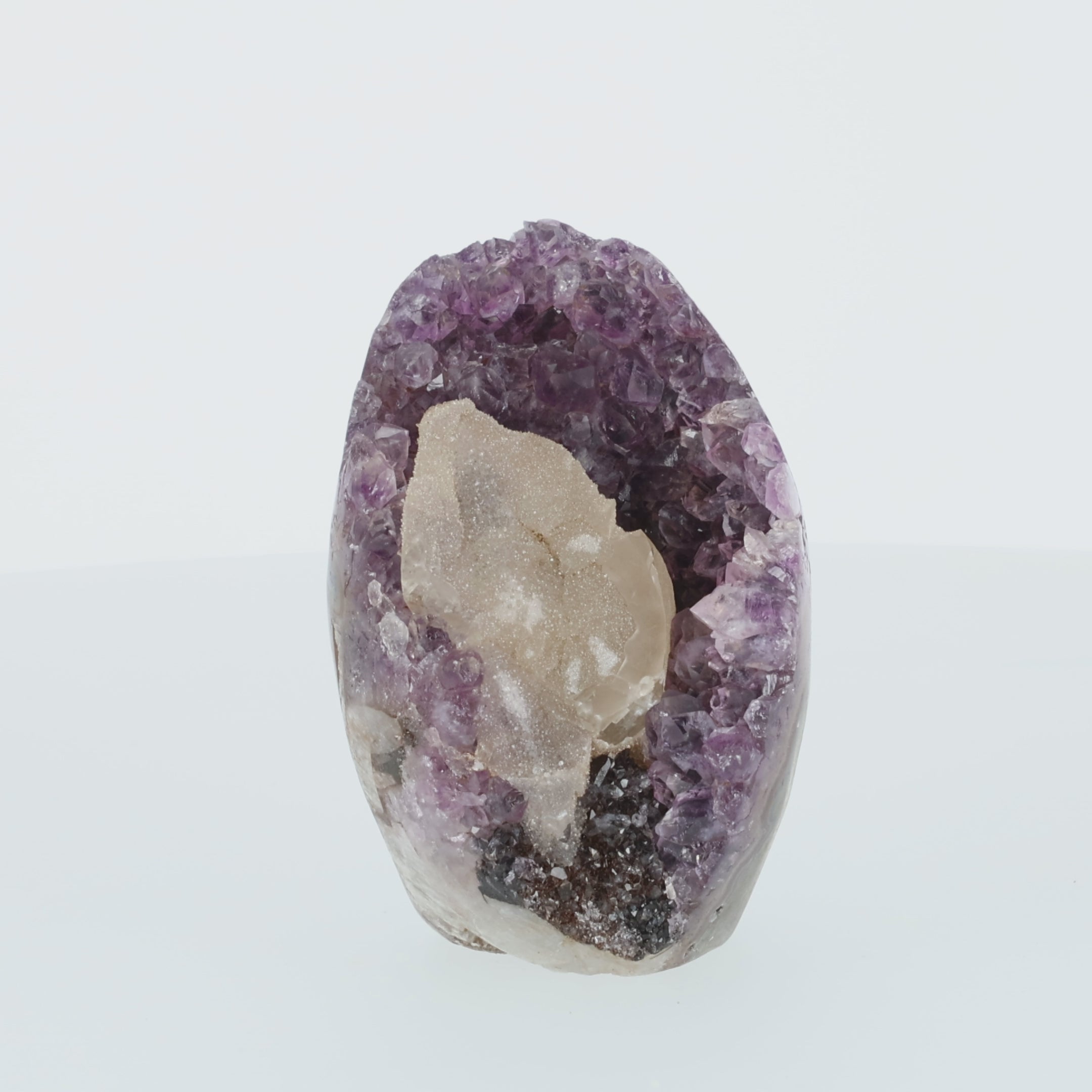 Load video: Amethyst mit Calcit aus Uruguay, Amethystkristalle mit hellen Calcitformationen, natürlich gewachsenes Mineralunikat.