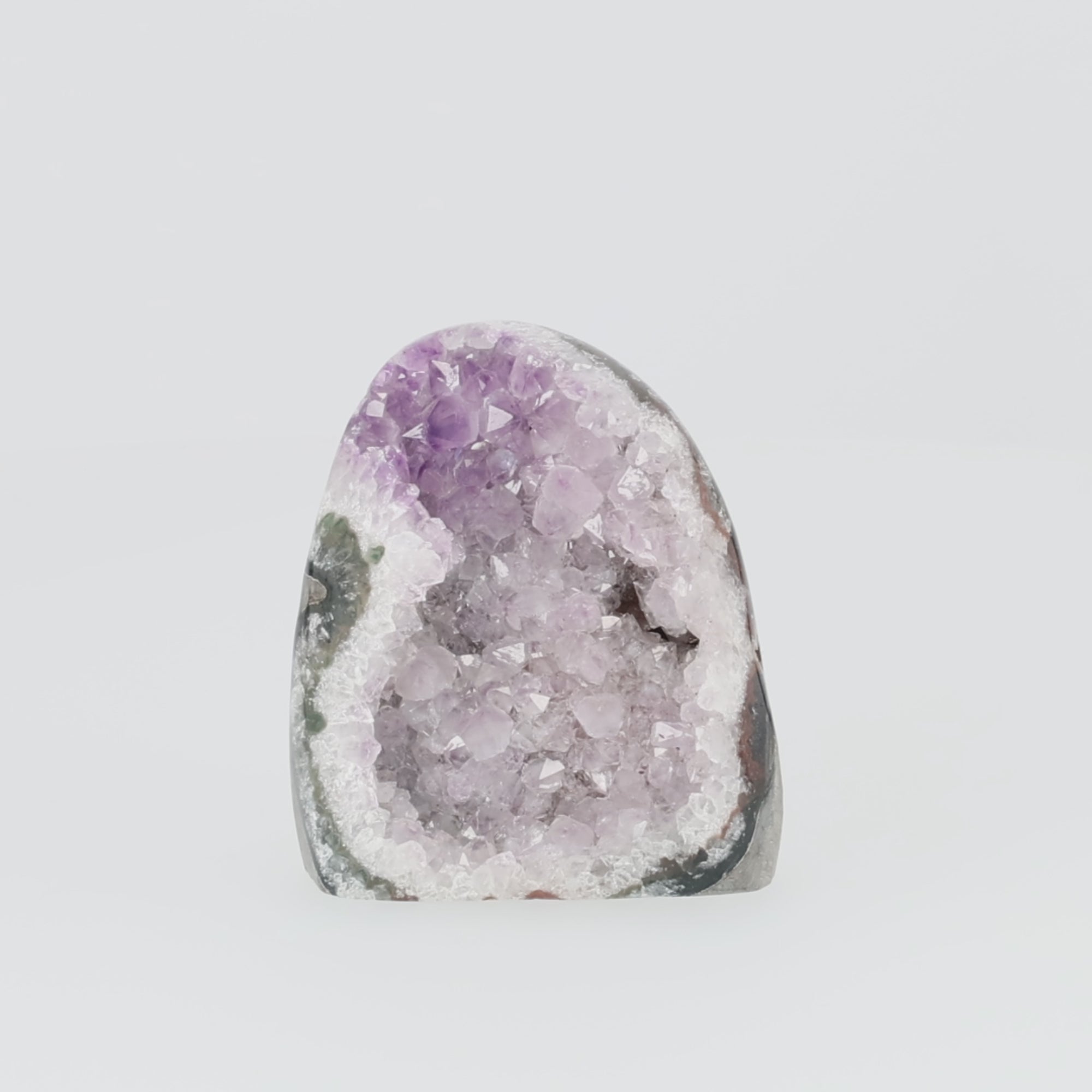 Video laden: Amethyst Cut Base aus Uruguay – Zartes Violett mit natürlicher Eleganz 791g (#555)