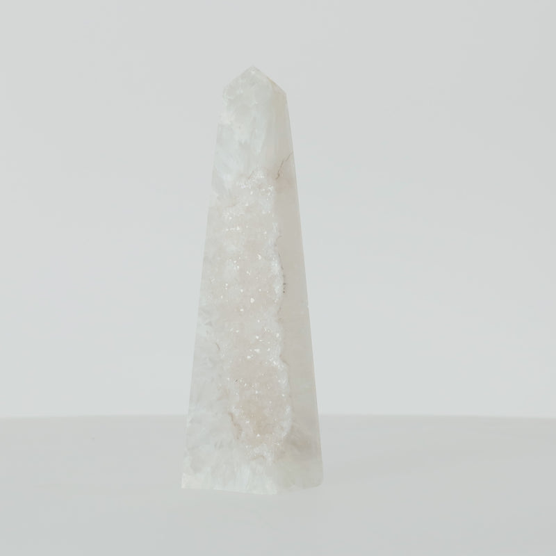 Polierter Achat-Obelisk aus Brasilien mit natürlicher Bänderung und teilweise offener Druzy-Kristallstruktur in Braun-, Grau- und Cremetönen.
