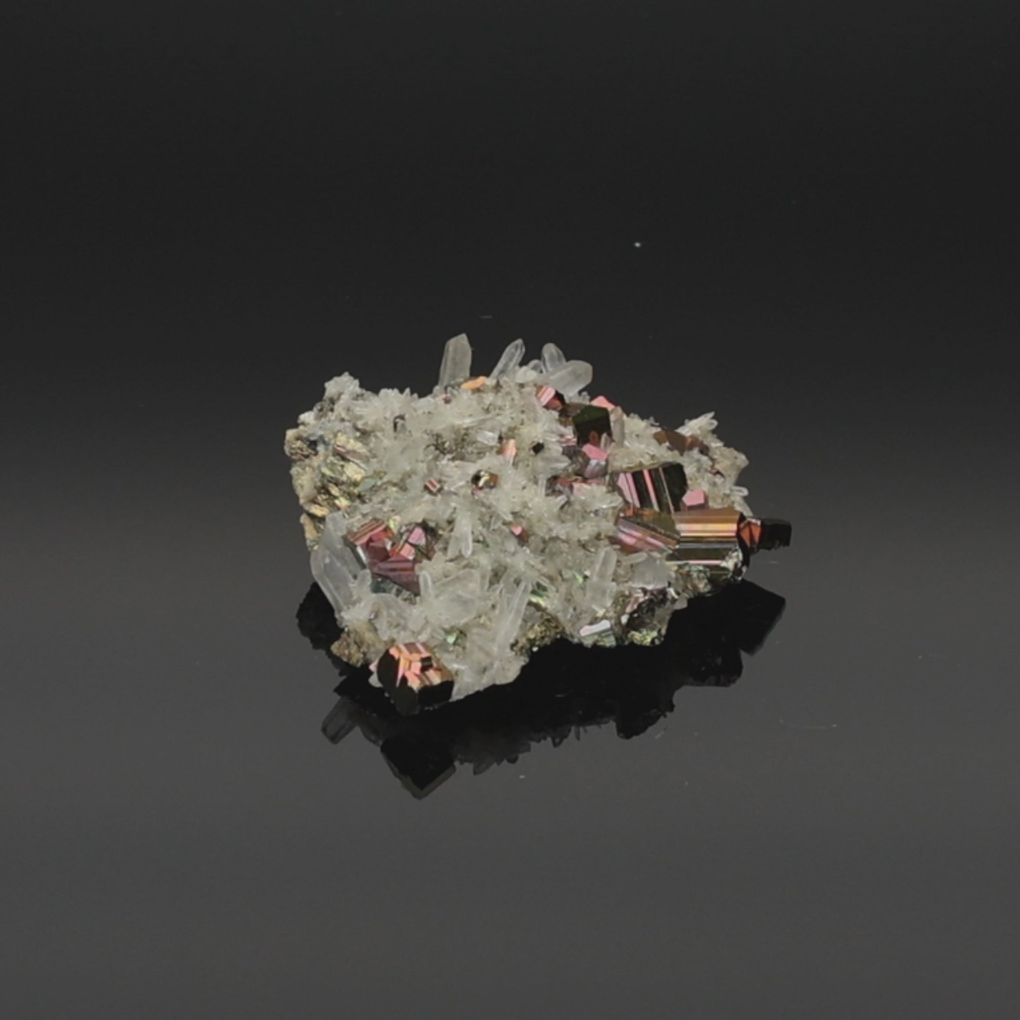Load video: Neon Ember – Rainbow Pyrit aus Borneo, Indonesien – 44,29 g – Mineralien-Unikat (#1095)