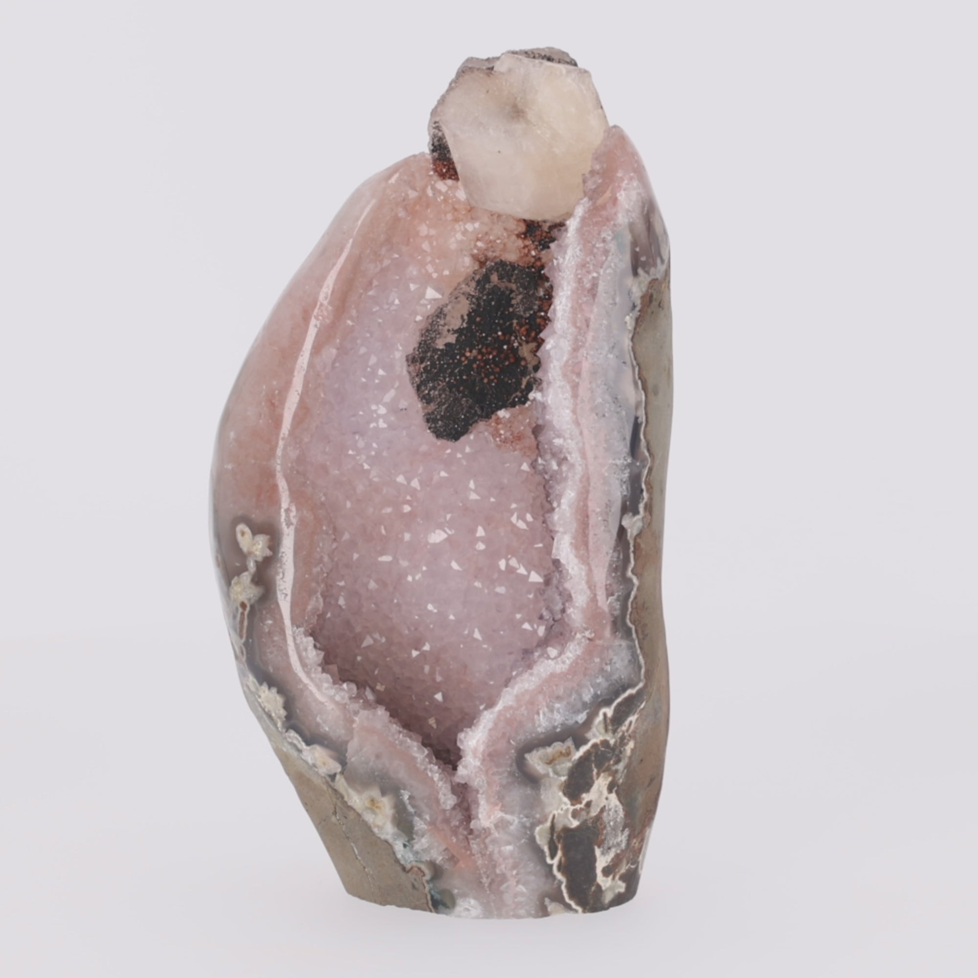 Video laden: Blush Cathedral ✦ Amethyst mit Calcit, Turmalin, Hämatit / Goethit aus Uruguay 2.513 g (#788)