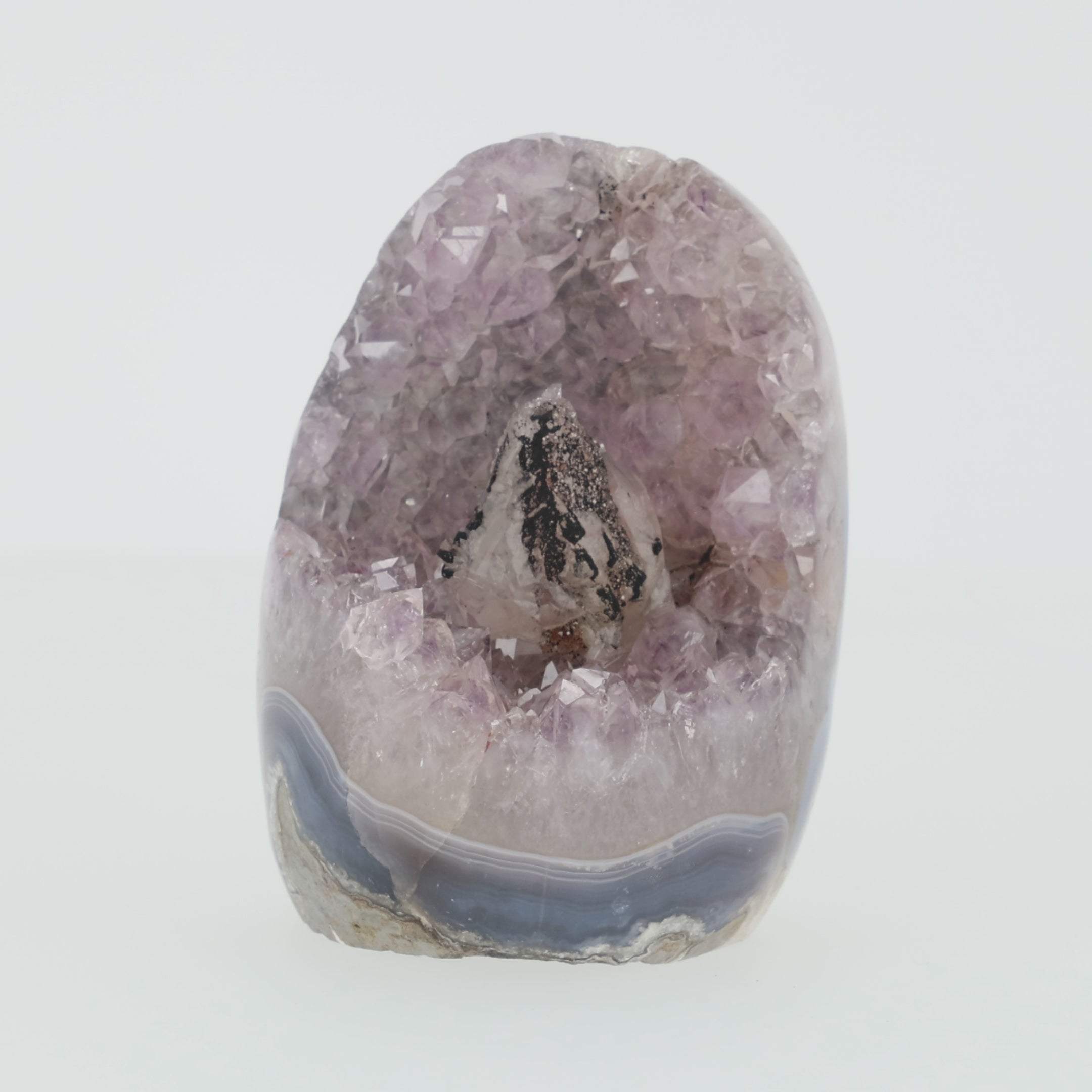 Video laden: „Fliederlicht von Elarion“ – Amethyst-Druse mit Calcit und schwarzem Turmalin aus Uruguay (#502)