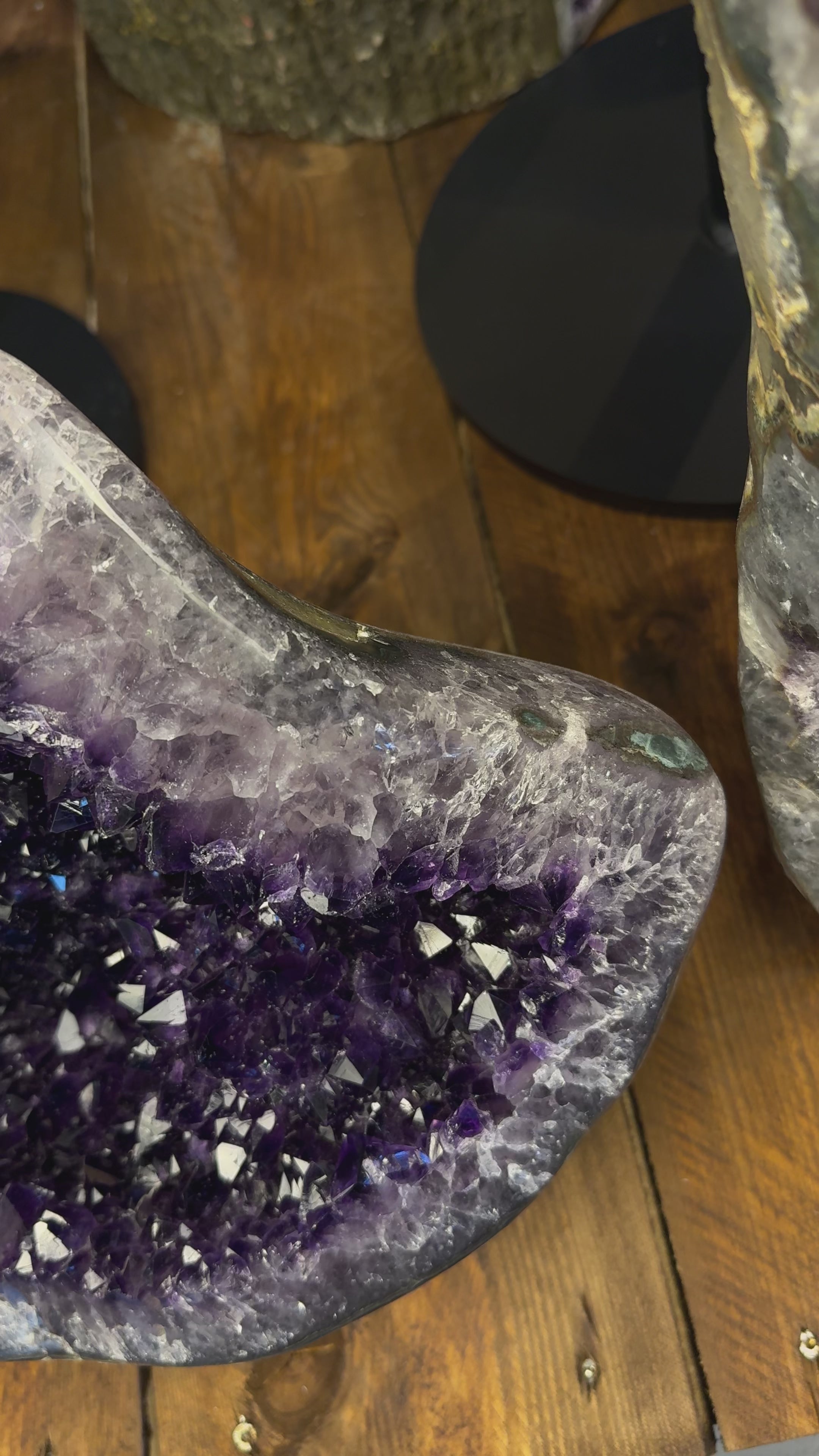 Video laden: Amethyst Geode Uruguay 17,5 kg dunkellila Kristalle offen flache Form hochwertige Farbe Naturstein Unikat